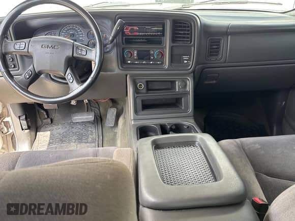 2004 GMC Sierra 1500 SLT z VIN 2GTEK19T341227163, wystawiony jako Copart lot #80357835 z przebiegiem 211 858 mil mil oraz Czysty tytuł • Clean title. Historia ofert i sprzedaży dostępna na DreamBid. Obrazek 9.
