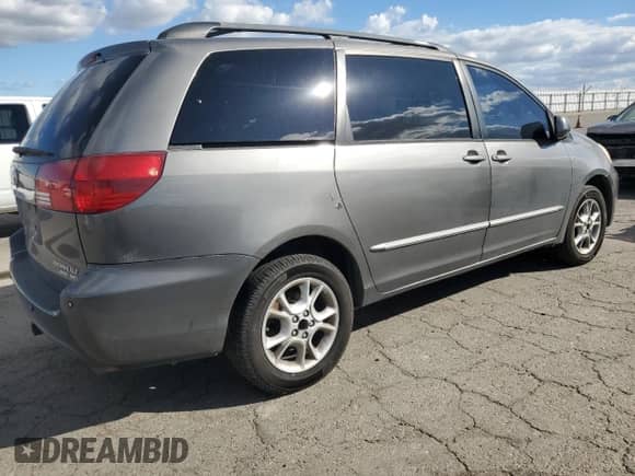 2005 Toyota Sienna XLE z VIN 5TDBA22C85S031753, wystawiony jako Copart lot #82486735 z przebiegiem 212 944 mil mil oraz Czysty tytuł • Clean title. Historia ofert i sprzedaży dostępna na DreamBid. Obrazek 3.