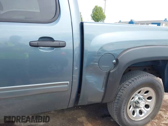 2011 Chevrolet Silverado 1500 LS z VIN 3GCPKREA9BG247515, wystawiony jako IAAI lot #42021206 z przebiegiem 129 046 mil mil oraz . Historia ofert i sprzedaży dostępna na DreamBid. Obrazek 17.