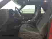 2001 Chevrolet Blazer LS z VIN 1GNCT18W71K247094, wystawiony jako Copart lot #53748065 z przebiegiem 145 695 mil mil oraz Szkoda całkowita • Salvage title. Historia ofert i sprzedaży dostępna na DreamBid. Obrazek 7.