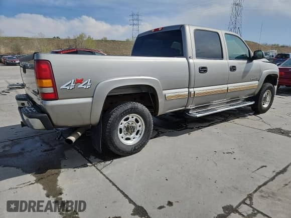 2002 Chevrolet Silverado 2500HD LS with VIN 1GCHK23UX2F234508, listed as a Copart auction lot 54331215 with 142,239 mi miles and Clean title. Bid and sale history available at DreamBid. Image 3.