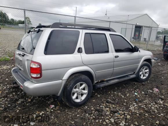 2003 Nissan Pathfinder SE z VIN JN8DR09Y83W825855, wystawiony jako Copart lot #57697885 z przebiegiem 132 050 mil mil oraz Szkoda całkowita • Salvage title. Historia ofert i sprzedaży dostępna na DreamBid. Obrazek 3.