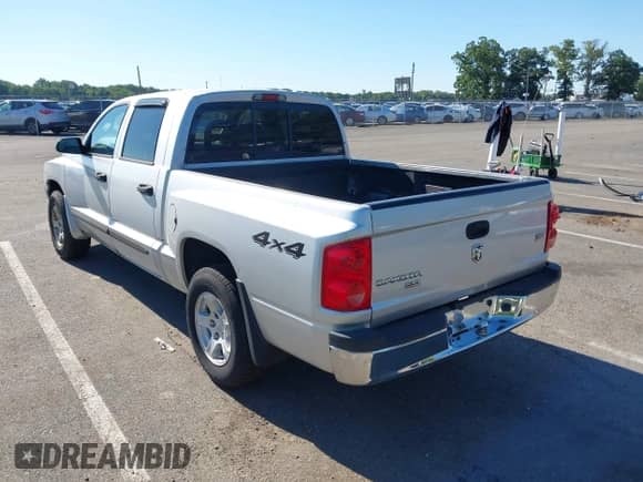 2005 Dodge Dakota SLT with VIN 1D7HW48N05S177433, listed as a IAAI auction lot 43024048 with 141,066 mi miles and . Bid and sale history available at DreamBid. Image 3.