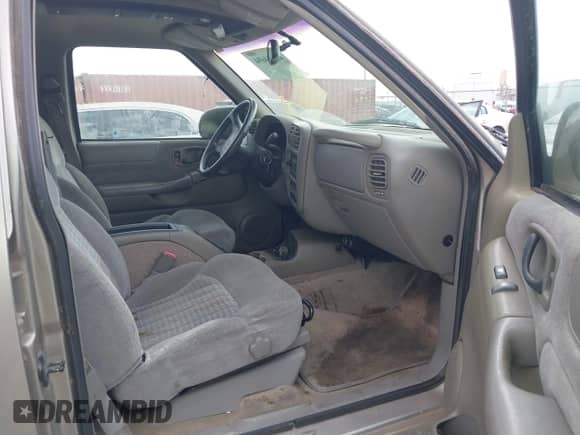 1998 Chevrolet Blazer LS with VIN 1GNDT13W3W2188709, listed as a IAAI auction lot 42454694 with Not provided miles and . Bid and sale history available at DreamBid. Image 5.