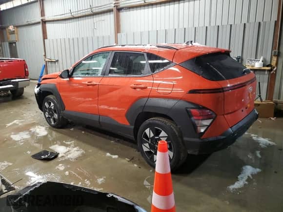 2024 Hyundai Kona SEL z VIN KM8HBCAB3RU136381, wystawiony jako Copart lot #81465344 z przebiegiem 4 200 mil mil oraz Szkoda całkowita • Salvage title. Historia ofert i sprzedaży dostępna na DreamBid. Obrazek 2.