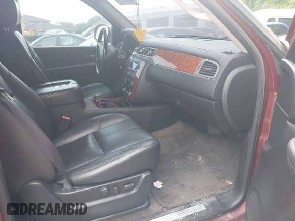 2008 Chevrolet Tahoe 3LT z VIN 1GNFK13038J140207, wystawiony jako IAAI lot #42430493 z przebiegiem 302 507 mil mil oraz . Historia ofert i sprzedaży dostępna na DreamBid. Obrazek 5.