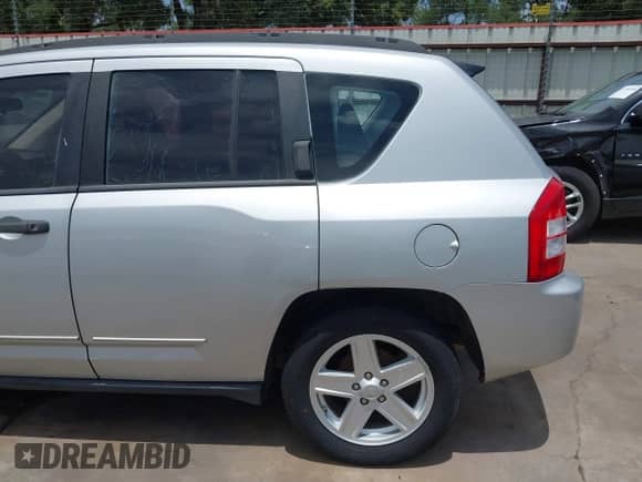 2008 Jeep Compass Sport с VIN 1J8FT47088D714888, выставлен на аукционе IAAI как лот 42763731 с пробегом 70 206 миль миль и . История ставок и продаж доступна на DreamBid. Изображение 17.