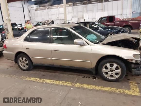 2000 Honda Accord SE с VIN JHMCG5672YC022973, выставлен на аукционе IAAI как лот 42383351 с пробегом 280 143 миль миль и . История ставок и продаж доступна на DreamBid. Изображение 14.