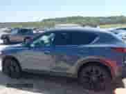 2022 Mazda CX-5 S Carbon Edition z VIN JM3KFBCM7N1543338, wystawiony jako IAAI lot #41994700 z przebiegiem 67 855 mil mil oraz . Historia ofert i sprzedaży dostępna na DreamBid. Obrazek 15.