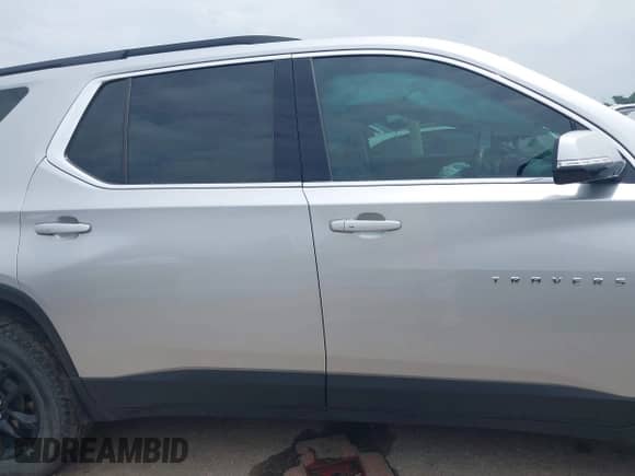 2020 Chevrolet Traverse LT Cloth z VIN 1GNERGKW0LJ101728, wystawiony jako IAAI lot #42380913 z przebiegiem 55 767 mil mil oraz . Historia ofert i sprzedaży dostępna na DreamBid. Obrazek 13.