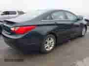 2013 Hyundai Sonata GLS z VIN 5NPEB4AC1DH703857, wystawiony jako IAAI lot #43263235 z przebiegiem 137 335 mil mil oraz . Historia ofert i sprzedaży dostępna na DreamBid. Obrazek 4.