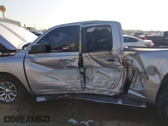 2017 Ram 1500 SLT z VIN 1C6RR6GG7HS682675, wystawiony jako IAAI lot #43188597 z przebiegiem 132 452 mil mil oraz . Historia ofert i sprzedaży dostępna na DreamBid. Obrazek 6.