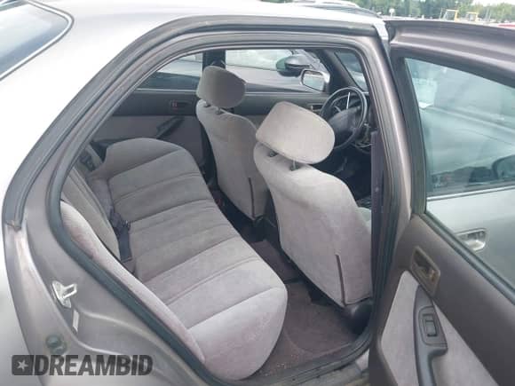 1996 Toyota Camry LE z VIN 4T1BF12KXTU140593, wystawiony jako IAAI lot #43025305 z przebiegiem 112 167 mil mil oraz . Historia ofert i sprzedaży dostępna na DreamBid. Obrazek 8.