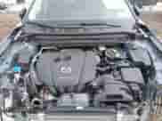 2022 Mazda CX-5 S Carbon Edition z VIN JM3KFBCM2N0529241, wystawiony jako IAAI lot #41708100 z przebiegiem 24 139 mil mil oraz . Historia ofert i sprzedaży dostępna na DreamBid. Obrazek 10.
