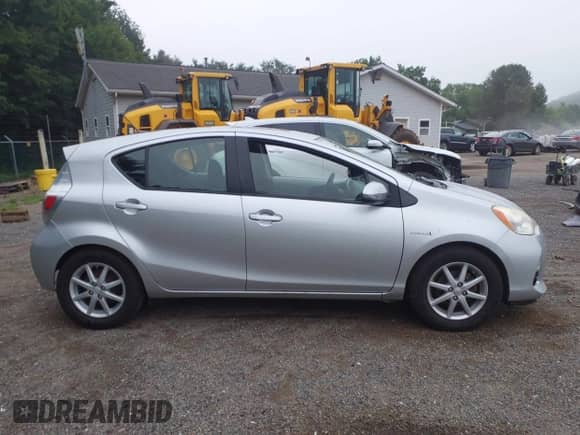 2013 Toyota Prius One z VIN JTDKDTB3XD1051060, wystawiony jako IAAI lot #42851670 z przebiegiem 163 017 mil mil oraz . Historia ofert i sprzedaży dostępna na DreamBid. Obrazek 13.