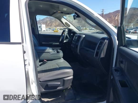 2014 Ram 1500 Express z VIN 1C6RR7FT9ES346624, wystawiony jako IAAI lot #43388714 z przebiegiem 232 412 mil mil oraz . Historia ofert i sprzedaży dostępna na DreamBid. Obrazek 5.