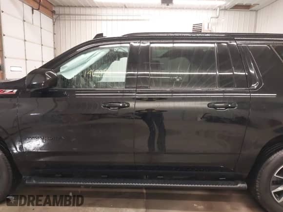 2021 Chevrolet Suburban Z71 z VIN 1GNSKDKD7MR355119, wystawiony jako IAAI lot #41310941 z przebiegiem 146 399 mil mil oraz . Historia ofert i sprzedaży dostępna na DreamBid. Obrazek 14.