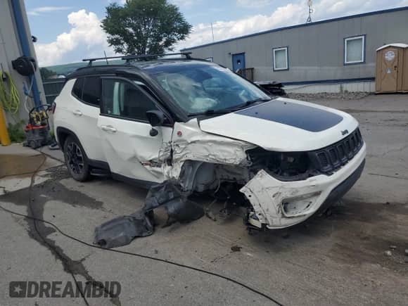 2020 Jeep Compass Trailhawk z VIN 3C4NJDDB6LT184728, wystawiony jako Copart lot #65729635 z przebiegiem Nie podano mil oraz Szkoda całkowita • Salvage title. Historia ofert i sprzedaży dostępna na DreamBid. Obrazek 4.