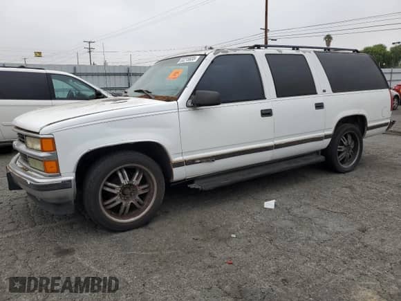 1998 Chevrolet Suburban z VIN 3GNEC16R1WG114237, wystawiony jako Copart lot #53215835 z przebiegiem 330 054 mil mil oraz Czysty tytuł • Clean title. Historia ofert i sprzedaży dostępna na DreamBid. Obrazek 1.