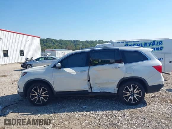 2017 Honda Pilot Touring with VIN 5FNYF6H94HB083565, listed as a IAAI auction lot 43341460 with 90,336 mi miles and . Bid and sale history available at DreamBid. Image 14.