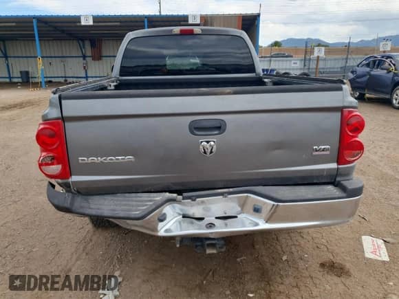 2005 Dodge Dakota Laramie z VIN 1D7HW58N35S152175, wystawiony jako Copart lot #61299295 z przebiegiem 221 812 mil mil oraz Nie do naprawy • Non repairable. Historia ofert i sprzedaży dostępna na DreamBid. Obrazek 6.