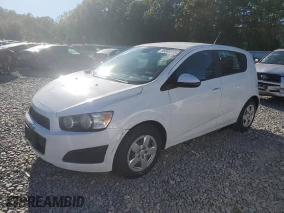 2013 Chevrolet Sonic LS z VIN 1G1JA6SH4D4149848, wystawiony jako Copart lot #85089355 z przebiegiem 135 946 mil mil oraz Czysty tytuł • Clean title. Historia ofert i sprzedaży dostępna na DreamBid. Obrazek 1.