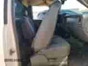 2005 Chevrolet Silverado 1500 z VIN 1GCEC14T95Z121233, wystawiony jako Copart lot #80187394 z przebiegiem 207 659 mil mil oraz Czysty tytuł • Clean title. Historia ofert i sprzedaży dostępna na DreamBid. Obrazek 10.