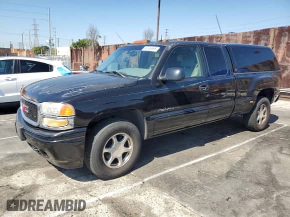2002 GMC Sierra 1500 Denali z VIN 2GTFK69U821391080, wystawiony jako Copart lot #48396695 z przebiegiem 150 922 mil mil oraz Czysty tytuł • Clean title. Historia ofert i sprzedaży dostępna na DreamBid. Obrazek 1.