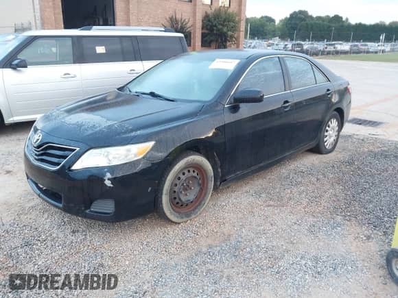 2010 Toyota Camry XLE z VIN 4T1BF3EK9AU509965, wystawiony jako IAAI lot #43388607 z przebiegiem 220 132 mil mil oraz . Historia ofert i sprzedaży dostępna na DreamBid. Obrazek 2.