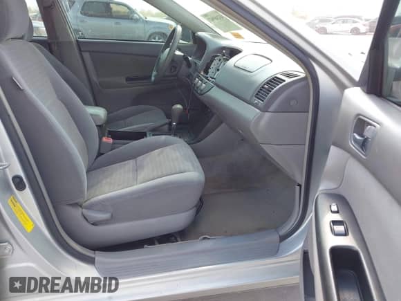 2006 Toyota Camry STD z VIN 4T1BE30KX6U693721, wystawiony jako IAAI lot #43246947 z przebiegiem 158 438 mil mil oraz . Historia ofert i sprzedaży dostępna na DreamBid. Obrazek 5.