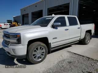 2017 Chevrolet Silverado 1500 High Country z VIN 3GCUKTEJXHG216945, wystawiony jako Copart lot #85794395 z przebiegiem 129 032 mil mil oraz Szkoda całkowita • Salvage title. Historia ofert i sprzedaży dostępna na DreamBid. Obrazek 1.