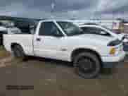 1996 Chevrolet S-10 z VIN 1GCCS1441T8221669, wystawiony jako Copart lot #49535365 z przebiegiem 109 020 mil mil oraz Czysty tytuł • Clean title. Historia ofert i sprzedaży dostępna na DreamBid. Obrazek 4.