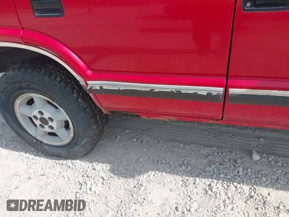 1997 Chevrolet Blazer LS with VIN 1GNDT13WXV2194585, listed as a IAAI auction lot 43085722 with 228,820 mi miles and . Bid and sale history available at DreamBid. Image 6.