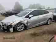 2019 Chevrolet Cruze LS z VIN 1G1BC5SM4K7135725, wystawiony jako Copart lot #68474495 z przebiegiem 47 002 mil mil oraz Szkoda całkowita • Salvage title. Historia ofert i sprzedaży dostępna na DreamBid. Obrazek 1.