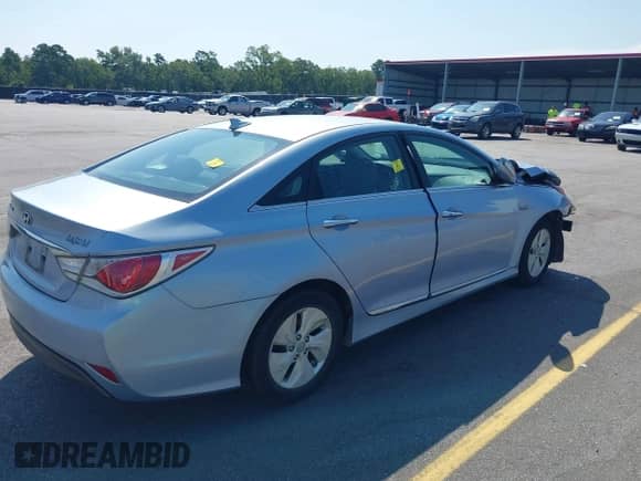 2013 Hyundai Sonata z VIN KMHEC4A49DA088113, wystawiony jako IAAI lot #42786092 z przebiegiem 126 225 mil mil oraz . Historia ofert i sprzedaży dostępna na DreamBid. Obrazek 4.