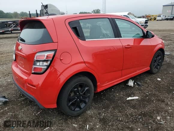 2017 Chevrolet Sonic LT z VIN 1G1JD6SH5H4165148, wystawiony jako Copart lot #83866735 z przebiegiem 67 010 mil mil oraz Czysty tytuł • Clean title. Historia ofert i sprzedaży dostępna na DreamBid. Obrazek 3.
