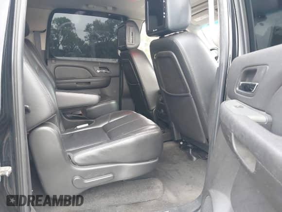 2008 Chevrolet Suburban LTZ z VIN 3GNFC16098G192144, wystawiony jako IAAI lot #42905762 z przebiegiem 426 715 mil mil oraz . Historia ofert i sprzedaży dostępna na DreamBid. Obrazek 8.