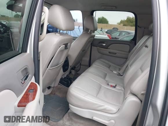 2010 Chevrolet Suburban LT z VIN 1GNUCJE03AR238548, wystawiony jako IAAI lot #42104596 z przebiegiem 153 959 mil mil oraz . Historia ofert i sprzedaży dostępna na DreamBid. Obrazek 8.