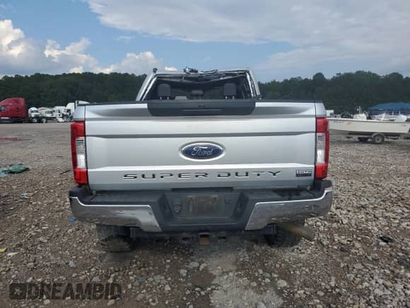 2018 Ford F-250 XL z VIN 1FT7W2B67JEB35135, wystawiony jako Copart lot #71722295 z przebiegiem Nie podano mil oraz Szkoda całkowita • Salvage title. Historia ofert i sprzedaży dostępna na DreamBid. Obrazek 6.