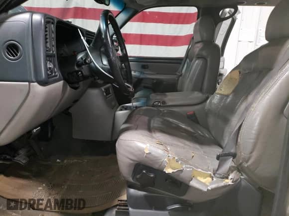 2002 Chevrolet Suburban Z71 z VIN 3GNFK16ZX2G272867, wystawiony jako Copart lot #55130875 z przebiegiem 199 084 mil mil oraz Szkoda całkowita • Salvage title. Historia ofert i sprzedaży dostępna na DreamBid. Obrazek 7.