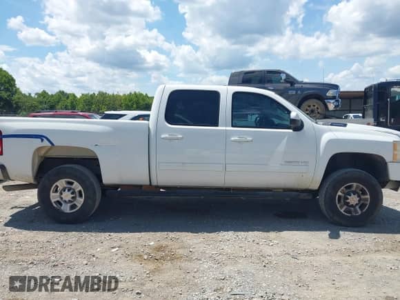 2010 Chevrolet Silverado 2500HD LTZ z VIN 1GC4KYBG0AF146367, wystawiony jako IAAI lot #42728892 z przebiegiem 327 718 mil mil oraz . Historia ofert i sprzedaży dostępna na DreamBid. Obrazek 13.
