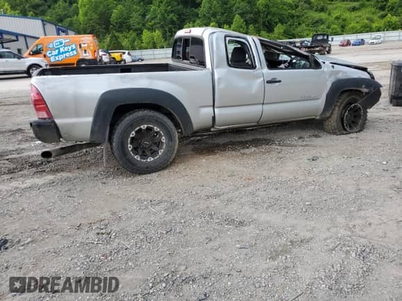 2007 Toyota Tacoma with VIN 5TEUX42N37Z462415, listed as a Copart auction lot 62317005 with 173,690 mi miles and Salvage title. Bid and sale history available at DreamBid. Image 3.