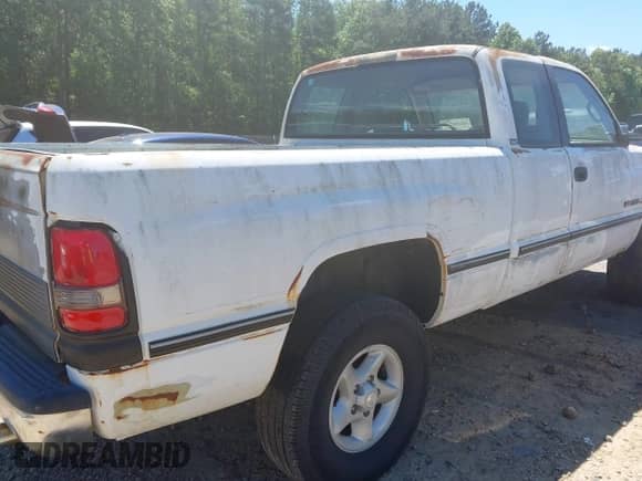 1996 Dodge 1500 z VIN 3B7HF13Z5TG183008, wystawiony jako IAAI lot #42320792 z przebiegiem 446 432 mil mil oraz . Historia ofert i sprzedaży dostępna na DreamBid. Obrazek 13.