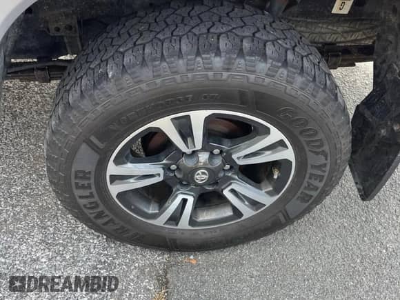 2017 Toyota Tacoma SR5 with VIN 3TMCZ5AN4HM091258, listed as a Copart auction lot 87209385 with 179,156 mi miles and Clean title. Bid and sale history available at DreamBid. Image 11.