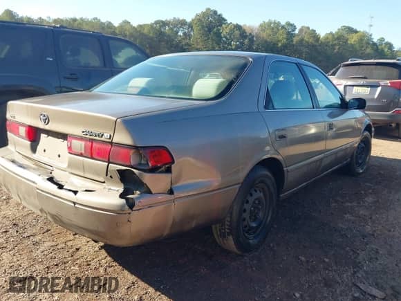 1999 Toyota Camry LE z VIN 4T1BG28K5XU538004, wystawiony jako IAAI lot #43466396 z przebiegiem 253 045 mil mil oraz . Historia ofert i sprzedaży dostępna na DreamBid. Obrazek 4.
