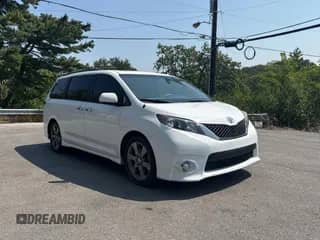2014 Toyota Sienna SE with VIN 5TDXK3DC9ES431830, listed as a Copart auction lot 80676795 with 77,996 mi miles and Clean title. Bid and sale history available at DreamBid. Image 1.