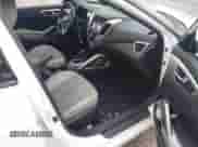 2013 Hyundai Veloster w/Gray Int z VIN KMHTC6AD0DU151892, wystawiony jako IAAI lot #43034606 z przebiegiem 138 148 mil mil oraz . Historia ofert i sprzedaży dostępna na DreamBid. Obrazek 5.