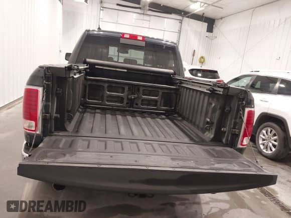 2015 Ram 1500 Laramie Longhorn с VIN 1C6RR7PT4FS637032, выставлен на аукционе IAAI как лот 43418379 с пробегом 134 247 миль миль и . История ставок и продаж доступна на DreamBid. Изображение 18.