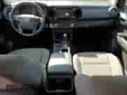 2023 Toyota Tacoma SR z VIN 3TMCZ5AN5PM640478, wystawiony jako Copart lot #70737415 z przebiegiem 36 239 mil mil oraz Czysty tytuł • Clean title. Historia ofert i sprzedaży dostępna na DreamBid. Obrazek 8.