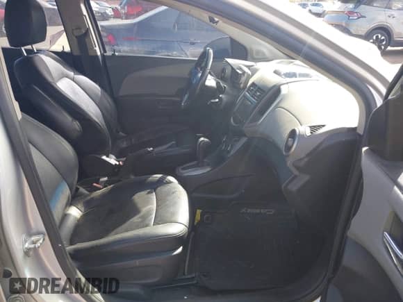 2013 Chevrolet Sonic LTZ z VIN 1G1JE5SB6D4141597, wystawiony jako IAAI lot #43482466 z przebiegiem 124 227 mil mil oraz . Historia ofert i sprzedaży dostępna na DreamBid. Obrazek 5.